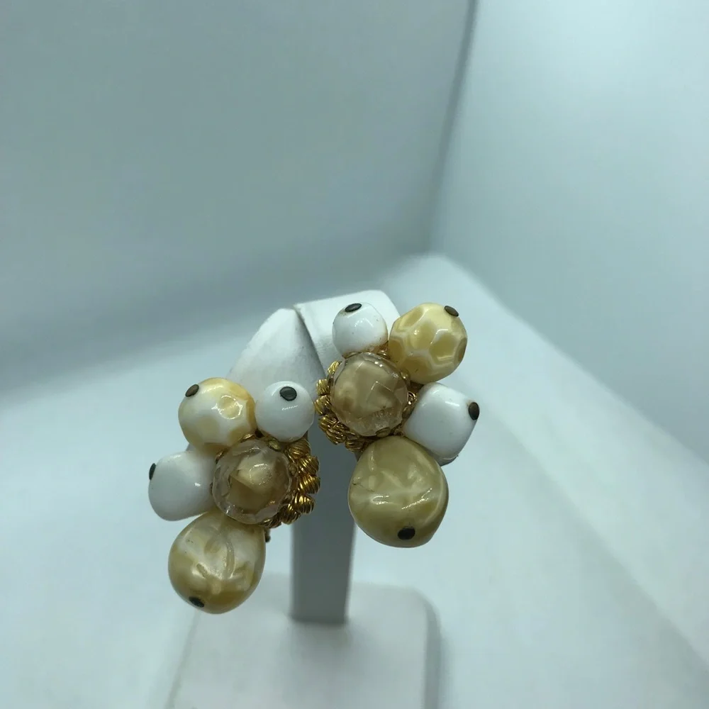 Vintage Hattie Carnegie cluster milk glass clip‎ on earrings